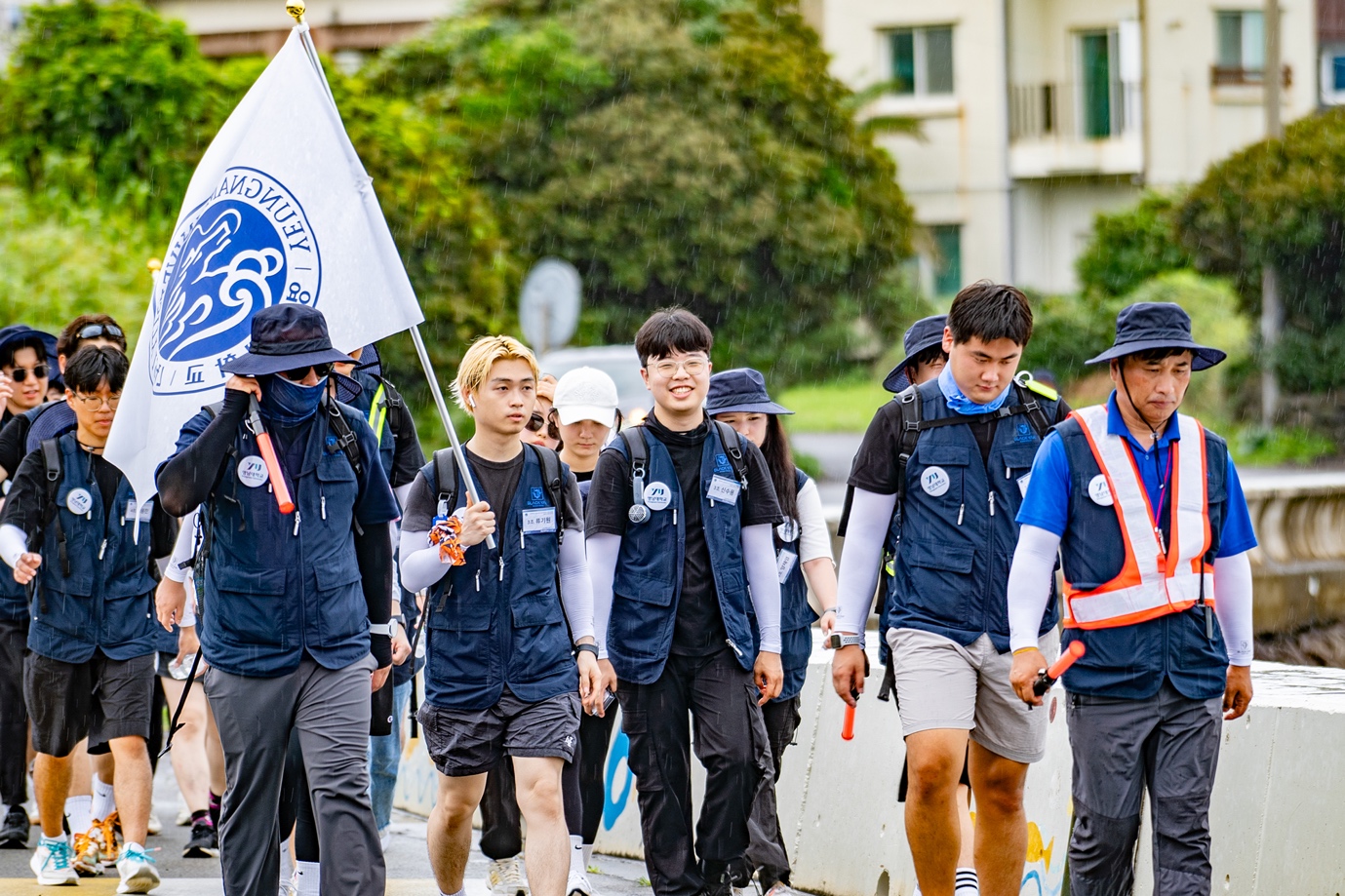 사람, 의류, 야외, 신발류이(가) 표시된 사진

자동 생성된 설명